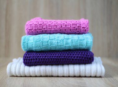 El yapımı yumuşak yün renginde elbiseler örüyorum.