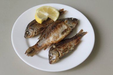 Kızarmış balık tabağı. Beyaz sarı.