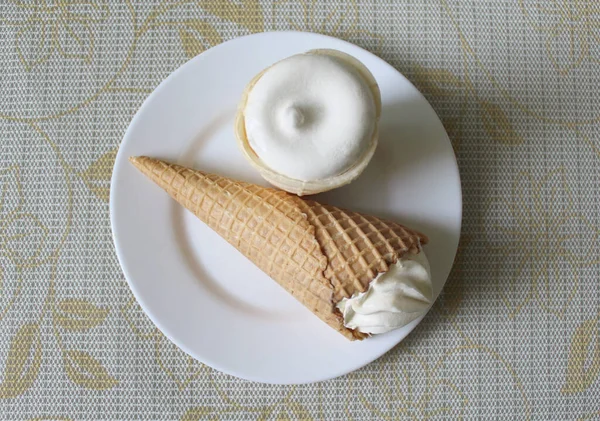 Helado Plato Blanco Frío — Foto de Stock