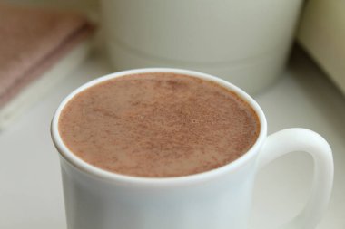 Kahve fincanı koyu kahverengi.