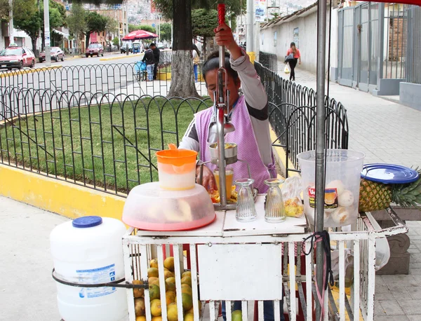 Mujer vende jugo recién exprimido en la calle en Perú — Foto de Stock