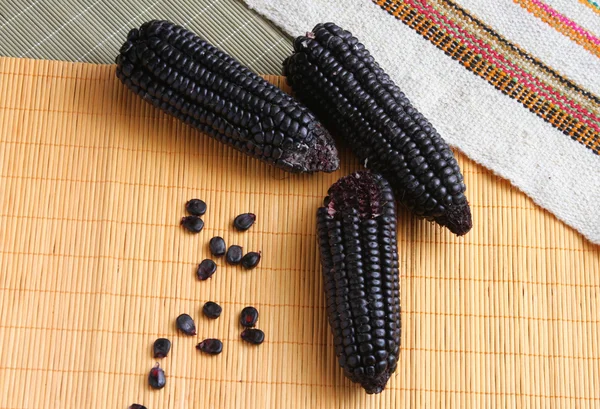 Lila Maiskolben mit Kernen lizenzfreie Stockfotos