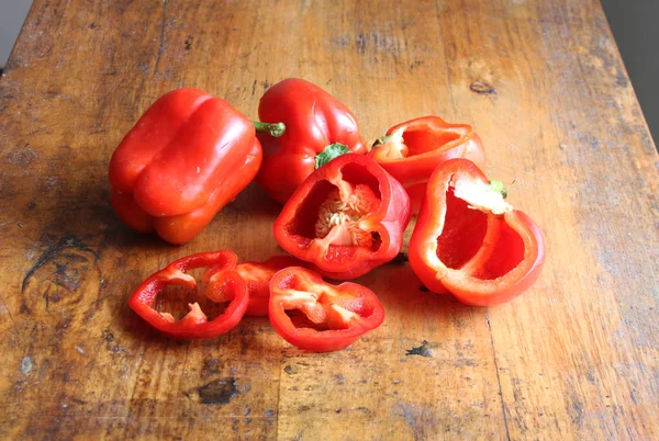 Rote Paprika auf einem Holztisch Stockfoto