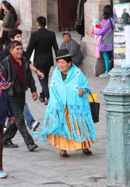 玻利维亚女人在蓝色披肩 — 图库照片
