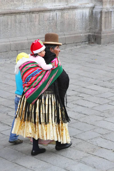 Bolivijský babička měla vnouče Stock Obrázky