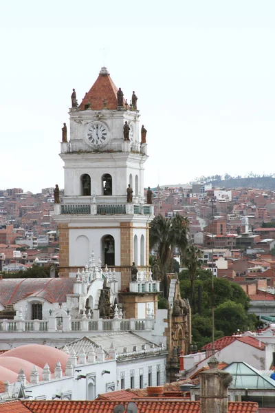在喘振，玻利维亚主教座堂 Clocktower 图库图片
