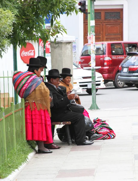 Grupa obywateli Boliwii w tradycyjnych strojach w La Paz — Zdjęcie stockowe