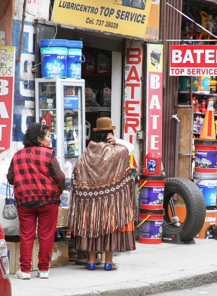 Dos mujeres bolivianas, una en vestido tradicional — Foto de Stock