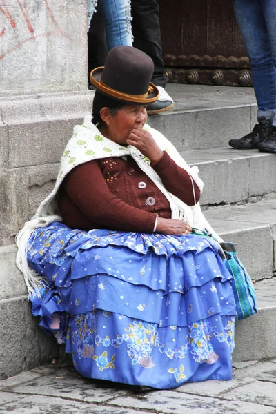 Kobieta w tradycyjnym stroju w La Paz, Boliwia — Zdjęcie stockowe