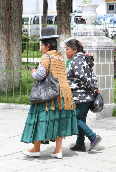 在拉巴斯，玻利维亚的传统服饰的女人 图库照片