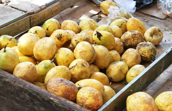 Maracuya fruta en jaula en el mercado al aire libre — Foto de Stock