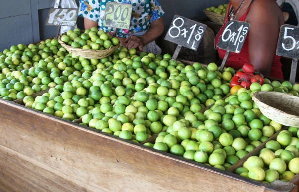 Limetten auf dem Outdoor-Markt in Peru — Stockfoto