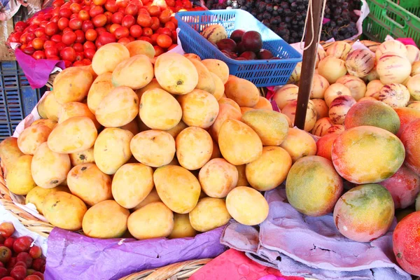 Mango auf dem Outdoor-Markt in Peru — Stockfoto