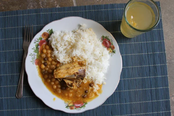 Plate of Rice, Field Peas and Chicken in Peru — Stock Photo, Image