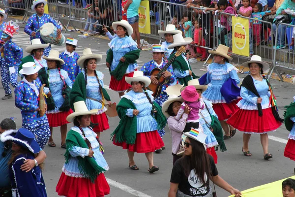 Sierra kvinnor i blå mars i karneval i Cajamarca, Peru — Stockfoto