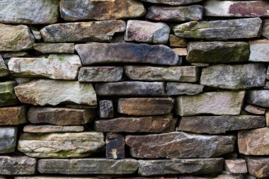 Taş duvar modeli gelen eski günlük kabin baca