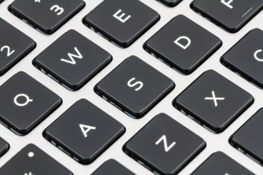 Laptop klavye siyah tuşları ve gri durumda. Portre