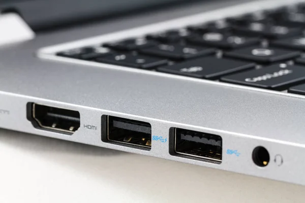 USB- och HDMI-porten på bärbar dator, närbild — Stockfoto
