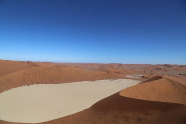 Sossusvlei, Namibya çevresindeki kırmızı kumullar