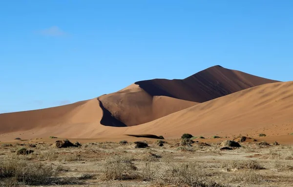 As dunas vermelhas em torno de Sossusvlei, Namíbia — Fotografia de Stock