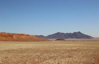 Namibya, Aus 'tan Sossusvlei' ye giden yolda manzara.