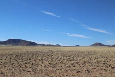 Namibya, Aus 'tan Sossusvlei' ye giden yolda manzara.