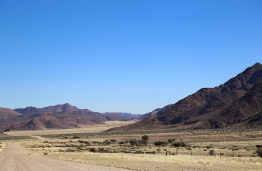 Namibya, Aus 'tan Sossusvlei' ye giden yolda manzara.