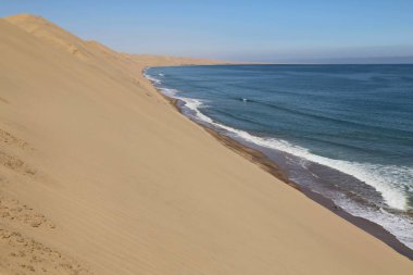 Swakopmund, okyanustaki muhteşem kum tepeleri.