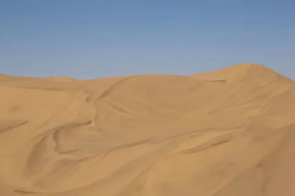 바다에 떠 있는 장관을 이루는 모래 언덕 들 — 스톡 사진