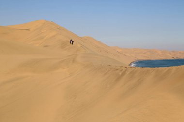 Swakopmund, okyanustaki muhteşem kum tepeleri.