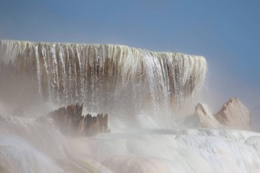 Yellowstone, Mamut Sıcak Bahar 'ın muhteşem kireçtaşı heykelleri.