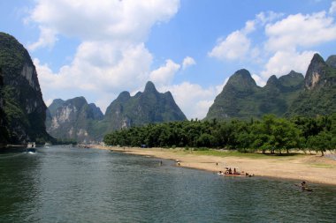 Guilin, Li nehrinden görünen kireçtaşı dağları.