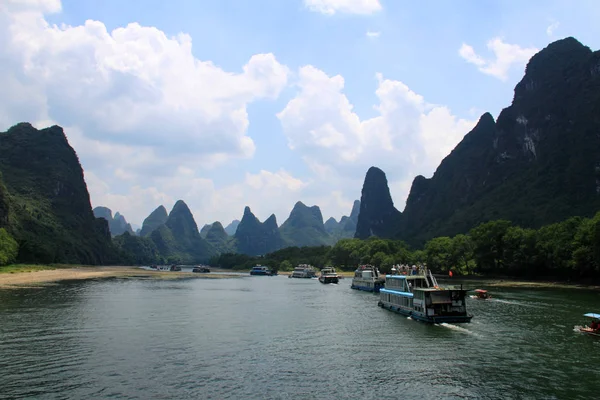 Guilin, le montagne calcaree viste dal fiume Li — Foto Stock