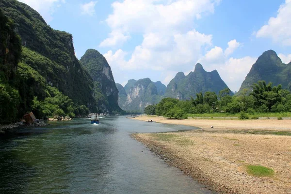 Guilin, las montañas de piedra caliza vistas desde el río Li —  Fotos de Stock