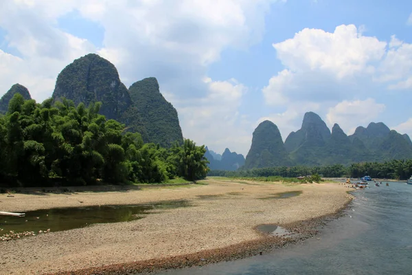 Guilin, las montañas de piedra caliza vistas desde el río Li — Foto de Stock