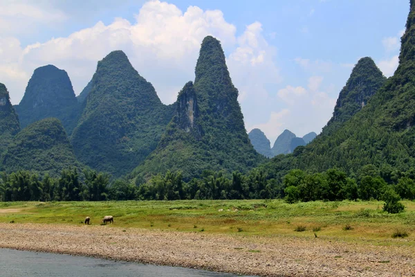 Guilin, le montagne calcaree viste dal fiume Li — Foto Stock