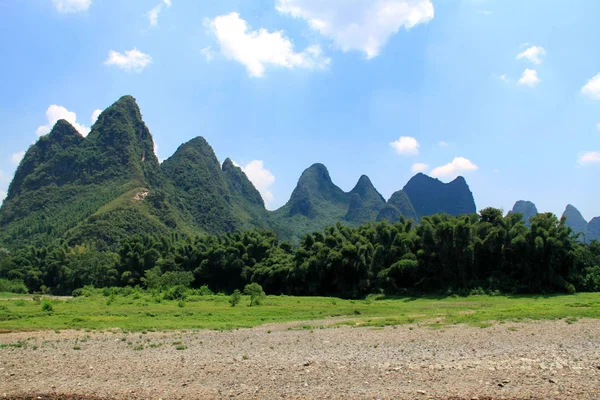 Guilin, le montagne calcaree viste dal fiume Li — Foto Stock