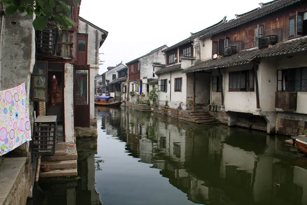 A város Zhouzhuang vizén. — Stock Fotó