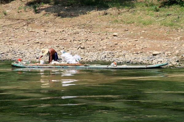 Agricultores llevan sus frutos en el río Li —  Fotos de Stock