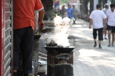 Hutong 'ların içinde sabah dumanı.