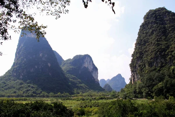 Yangshuo, China, un hermoso paisaje natural — Foto de Stock