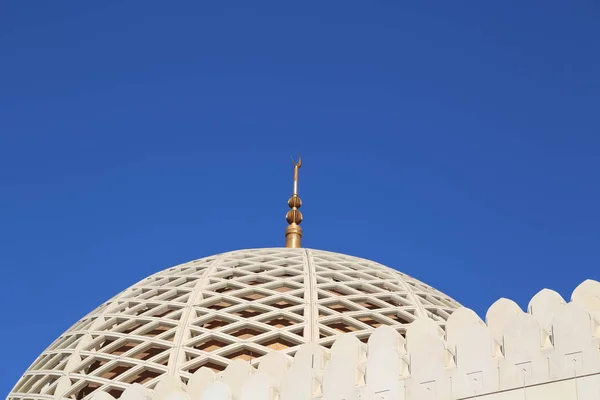 Великая мечеть султана Кабуса в Маскате — стоковое фото