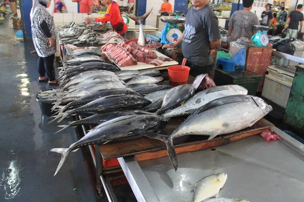 Рибний ринок в Сандакані в малайзійському Борнео — стокове фото