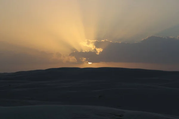 Le coucher du soleil sur les dunes blanches de la baie Al Khaluf, Oman — Photo