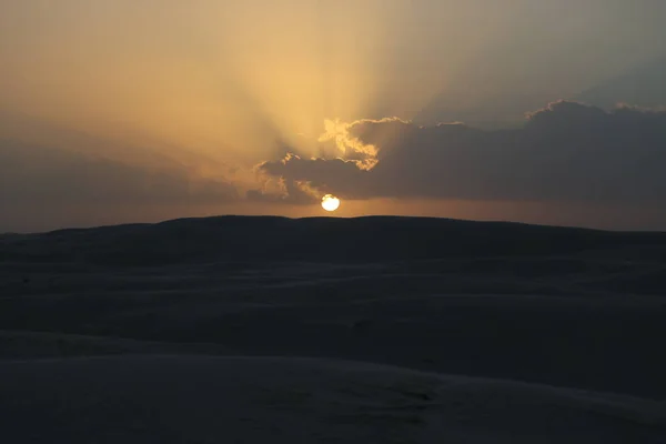 Το ηλιοβασίλεμα στους λευκούς αμμόλοφους του κόλπου Αλ Καλούφ, Ομάν. — Φωτογραφία Αρχείου