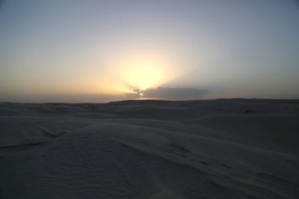 Το ηλιοβασίλεμα στους λευκούς αμμόλοφους του κόλπου Αλ Καλούφ, Ομάν. — Φωτογραφία Αρχείου