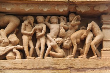 Hindistan, KhaJuraho 'daki tapınaklardan birinde dekorasyon.