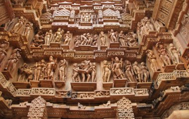Hindistan, KhaJuraho 'daki tapınaklardan birinde dekorasyon.
