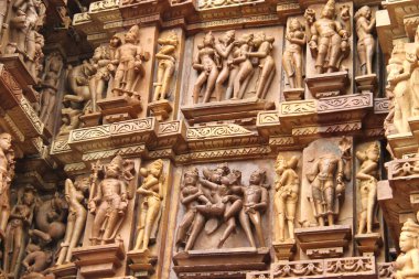 Hindistan, KhaJuraho 'daki tapınaklardan birinde dekorasyon.