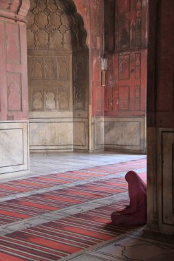 Delhi 'deki camide namaz kılarken inançlı